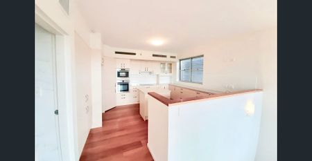 Stunning Two Storey 4 bed Executive Townhouse with Middle Harbour Views! - Photo 4