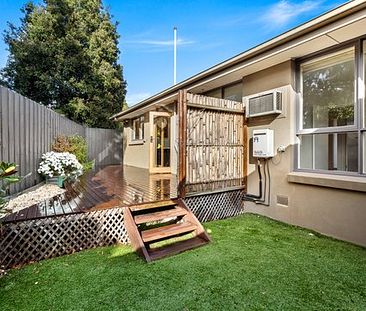 SIX MONTH LEASE AVAILABLE! TWO BEDROOM TOWNHOUSE WITH COURTYARD NEAR ELSTERNWICK PARK. - Photo 6