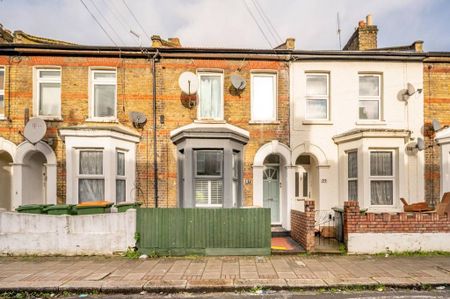 3 bedroom flat to rent - Photo 5