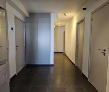 Ruim gelijkvloers appartement met terras en garage - Photo 3