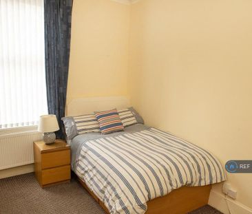 3 bedroom end of terrace house to rent - Photo 2