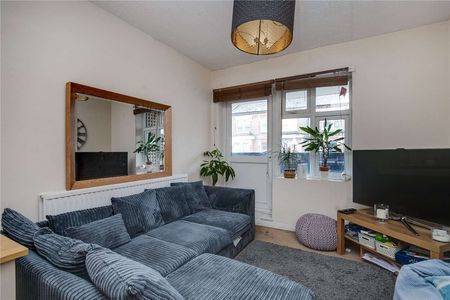 A spacious two bedroom flat situated on Severus Road. - Photo 4