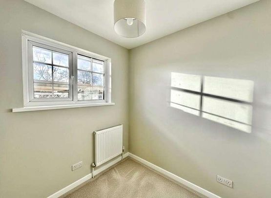 St. Peters Gardens, Wrecclesham, Farnham, Surrey, GU10 - Photo 1