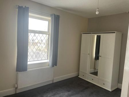 2 bedroom end of terrace house to rent - Photo 2