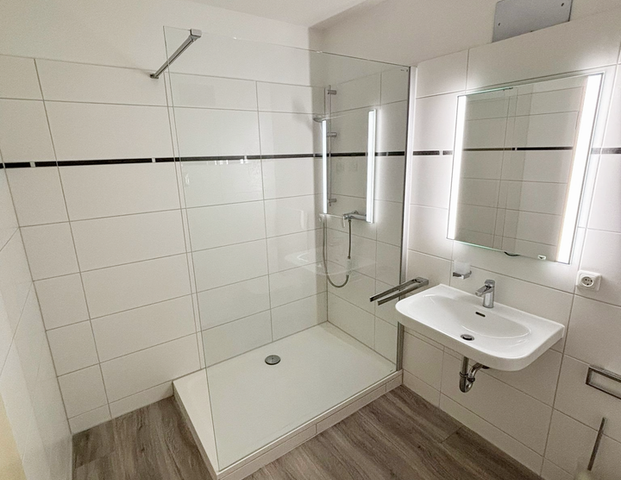 Moderne 2-Zimmer-Wohnung mit separater Küche und großer Fensterfront – ruhig und zentral in Passau - Photo 1