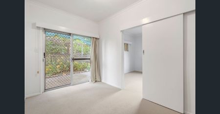 Spacious Family Home on a Large 809m² Block - Photo 5