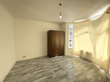 4 Bedroom House - Mid Terrace To Let - Photo 3