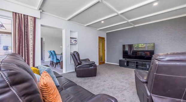 FANTASTIC FAMILY HOME IN PAKURANGA - Photo 1