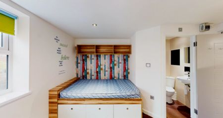 Flat 3 - 4 Bedrooms - Photo 2