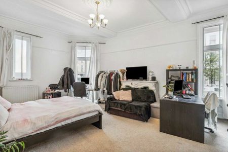 Earl's Court Square, Earls Court, SW5 - Photo 2