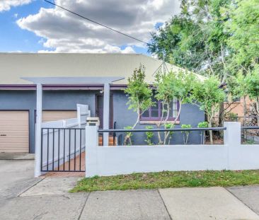 “This recently renovated duplex will not last long! Located conveni... - Photo 4