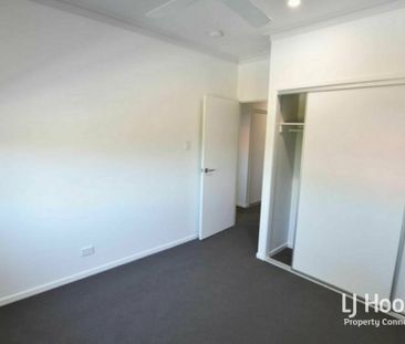 STUNNING TOWNHOUSE. OUTSTANDING LOCATION - Photo 4