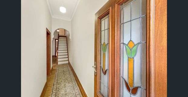 Charming Three-Bedroom Terrace with Parking and Courtyard - Photo 1