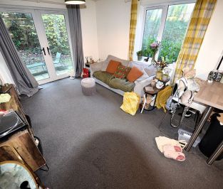 2 bedroom Flat in Flat 6, Leeds - Photo 2