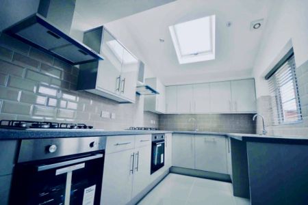 6 Beds 3 Baths - Photo 4