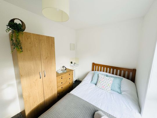 A Comforting 6 Double Bedrooms for Rent in Brighton - Photo 1