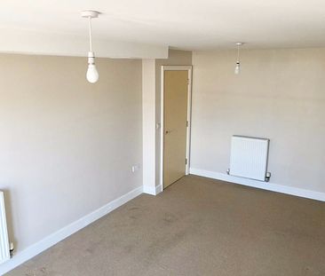 Two Bedroom Two Bathroom Flat to Rent Next to Aylesbury Mainline Station - Photo 3