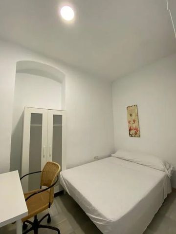 Calle San Luis, Sevilla, Andalusia 41003 - Photo 4