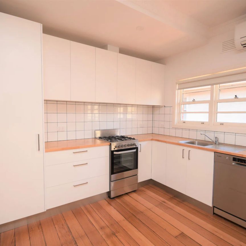 RENOVATED HIDDEN GEM IN ELWOOD - PET FRIENDLY - Photo 2