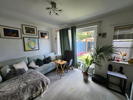 3 Bed Terraced House, Magellan Place London, E14 - Photo 2