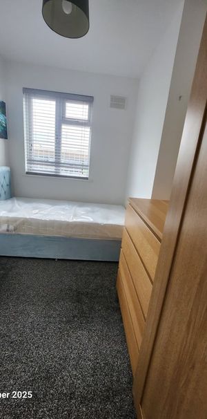 Room in a Shared Flat, Imperial Drive, HA2 - Photo 1