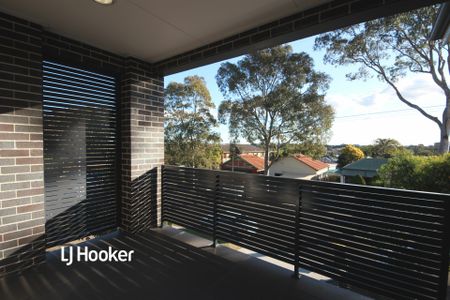 Light filled & Spacious Two Bedroom Apartment ! - Photo 2