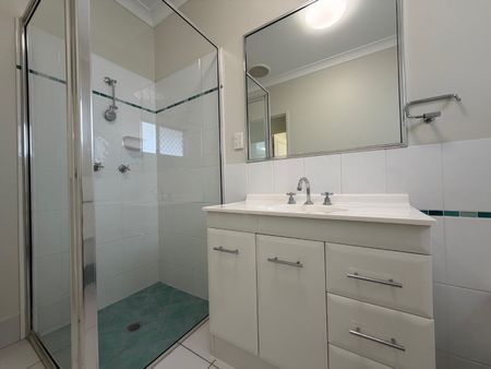 MODERN 4 BEDROOM HOME IN BOHLE PLAINS! - Photo 2