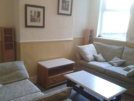 Student House 4 bed roomed available - Photo 2