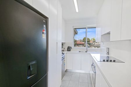 Coveted Lock Up Garage, Spacious, Renovated And Sun-Filled Apartment, Centrally Located To All Amenities With District, Treetop And Water Views - Photo 5