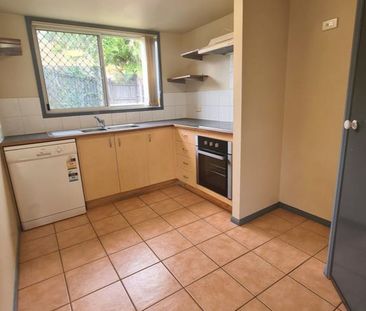 Quiet Semi-Freestanding Townhouse with Extra Parking – 73/70 Alling... - Photo 4