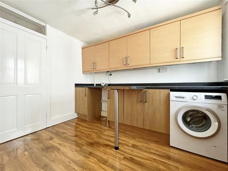 3 bedroom Terraced House to rent - Photo 2