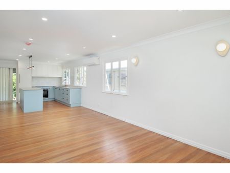 Beautifully Renovated - Brand New Open Plan Kitchen - Photo 2