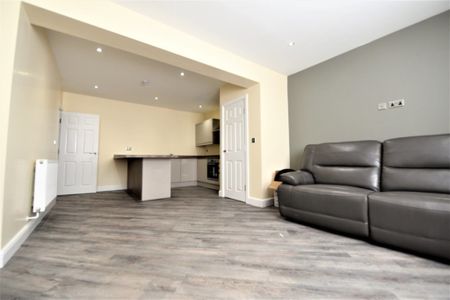 2 bedroom Flat in Woodsley Road, Leeds - Photo 4