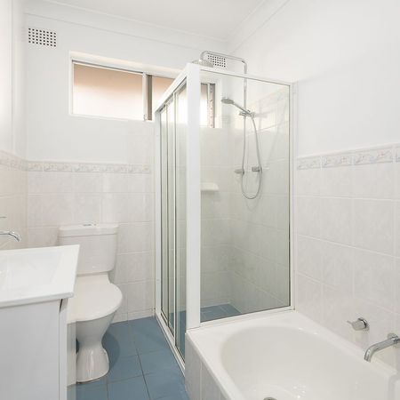 Spacious Dual-Level Apartment in Convenient Location! - Photo 3