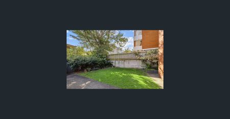 BRIGHT BEACHSIDE APARTMENT W/ LOCKUP GARAGE - Photo 3