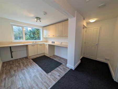 2 bedroom semi-detached bungalow to rent - Photo 4