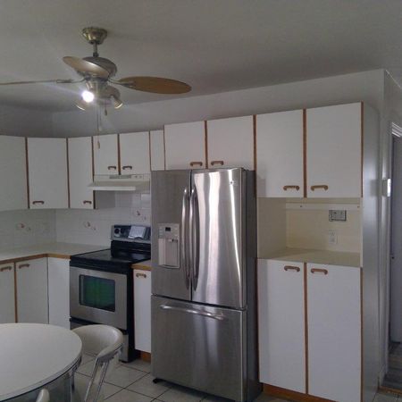 🏡 Magnifique 4½ rénové et meublé à louer – Montréal-Est, à deux pas du fleuve 📍 : 53A avenue Dubé, Montréal-Est (QC) H1B 4W8 💰 Loyer : 2 000 - Photo 3