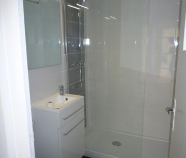 Loue Appartement à Rezé Pont Rousseau T2 rdc - cave et parking exté... - Photo 6