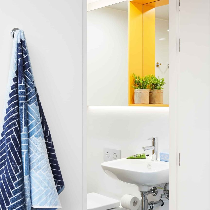 2 Bedroom Shared Bathroom, Double Bed, Views - Photo 1