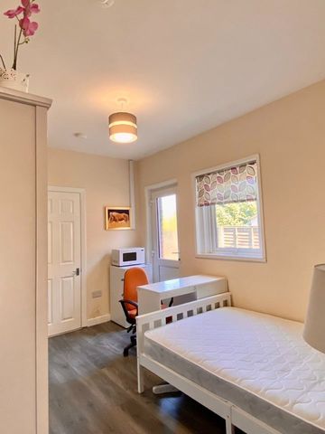 Room in a Shared House, Mayfield Road, SO17 - Photo 4