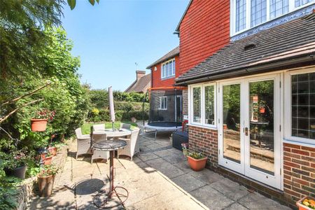 An attractive, modern, detached family house situated on the edge of the popular village of Wadhurst, well placed for local amenities, schools, travel links and nearby towns - Photo 2