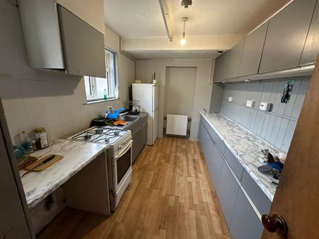 4 bedroom semi-detached house to rent - Photo 3