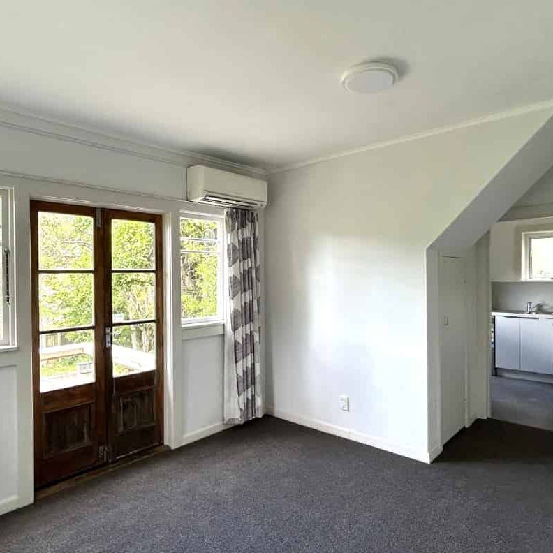 Freshly Renovated 1-Bedroom Unit close to town - Photo 1