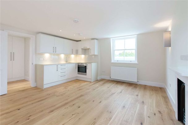 This fourth floor studio flat is situated in a prime South Kensington location. - Photo 1