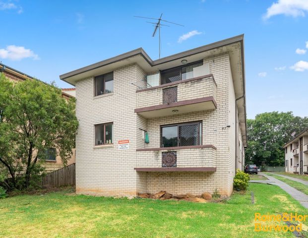 Spacious two bedroom unit - Photo 1
