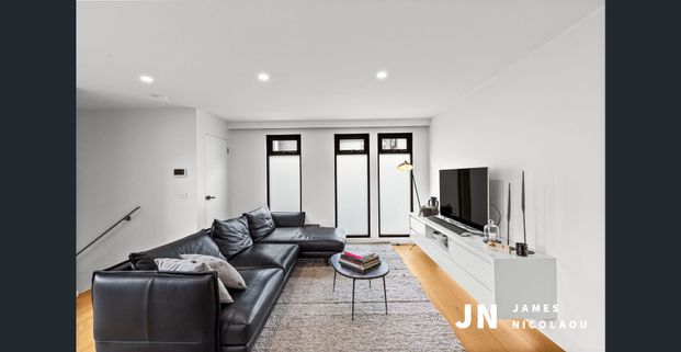 Effortless Port Melbourne Living in a Stylish Three-Bedroom Home - Photo 1