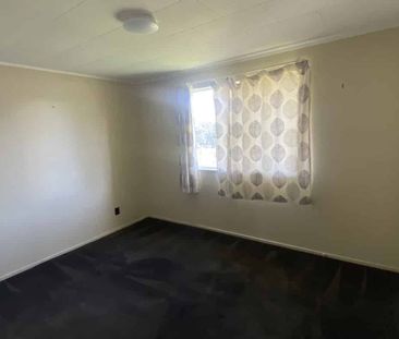 4-Bedroom Home in Red Hill with Modern Kitchen and Single Garage an... - Photo 3