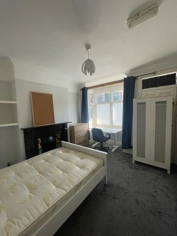 30 Curzon Street - New Carpets , paintwork & furniture for 2027Loughborough - Photo 3