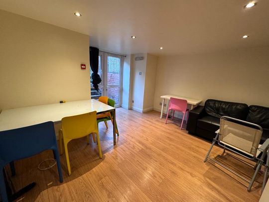 10 bedroom flat to rent - Photo 1