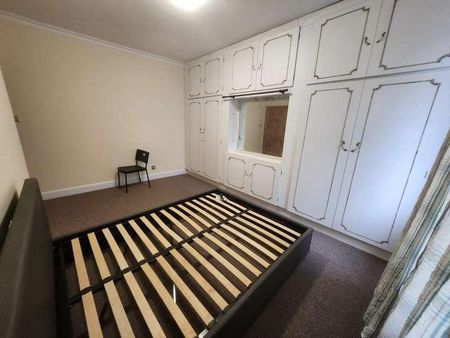 Hedgeley, Woodford Avenue, Ilford, IG4 - Photo 2